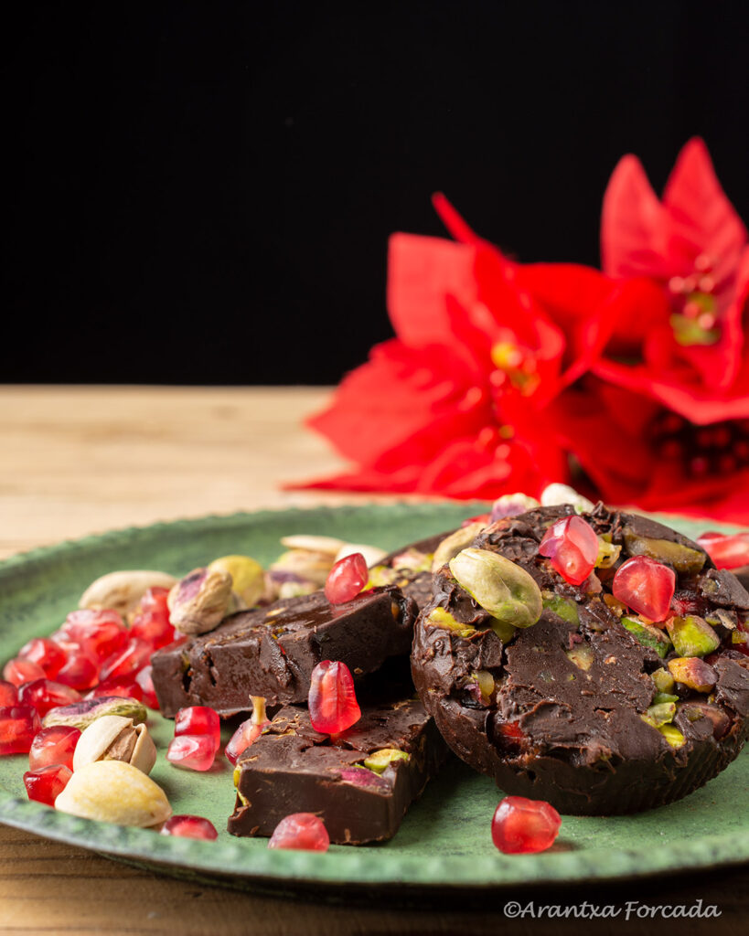 Plato de turrón con chcolate y pistacho